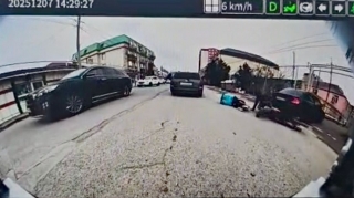 Ara yola girən “Nissan” mopedlə toqquşdu, kuryer və sərnişin…   - ANBAAN VİDEO