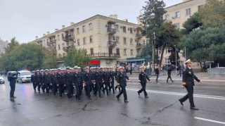 В связи с Днем Победы проходит шествие в сопровождении военного оркестра  - ФОТО