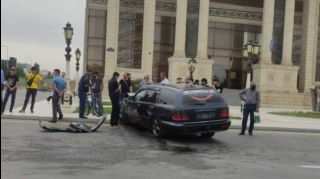 Sumqayıtda "Mercedes" qəza törədib, sürücü yaralanıb  - FOTO