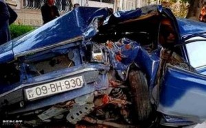 Yevlaxda minik maşını maneəyə çırpılıb - FOTO