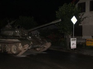 Sərxoş kişi şəhər küçələrində tank idarə edib - VİDEO