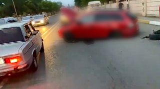 İdarəetmədən çıxan “Mercedes” dayanmış avtomobilə çırpıldı   - VİDEO