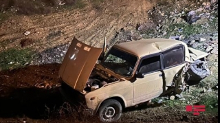 Abşeronda “VAZ 2107” dərəyə aşdı, 2 nəfər xəsarət aldı  - FOTO