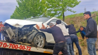 Yağışlı hava qəzaya səbəb oldu; "Hyundai" ağaca çırpıldı - FOTO 