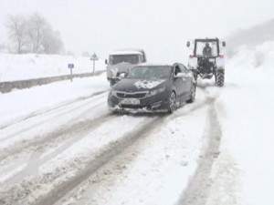 Həsrətlə gözlənilən qar 4 kəndlə əlaqəni kəsdi: sürücülər yolda qaldı - VİDEO