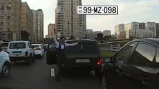В Баку водитель вышел из машины посреди дороги и устроил танцы   - ВИДЕО - ФОТО