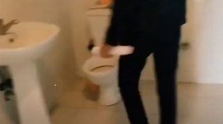 Baş həkim tualetin videosunu çəkən şəxsi polisə verdi 