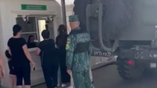 Ermənilər Laçındakı sərhəd məntəqəsindən belə keçirlər - VİDEO 