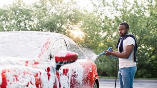 Elektromobili yuyan şəxsi cərəyan vura bilərmi? 