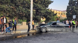 Piyadanı vurmamaq üçün avtomobili elektrik dirəyinə çırpdı  - FOTO