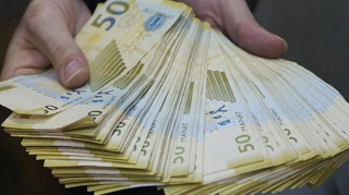 Bakıda avtomobildən 3 min manat pul oğurlandı