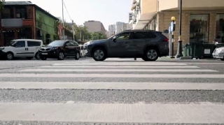 Metro yaxınlığında piyadalar üçün təhlükə - Yolu keçmək müşkülə çevrilib - VİDEO 