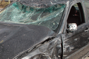 Avtomobil mağazaya girdi: 1 ölü, 1 yaralı