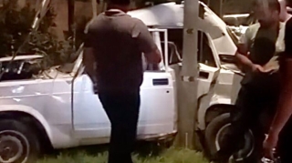 İdarəetməni itirən “VAZ” sürücüsü avtomobili işıq dirəyinə çırpdı   - VİDEO