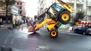 Ekskavatorla akrobatik hərəkətlər edən sürücü təhlükəli vəziyyət yaratdı  - VİDEO