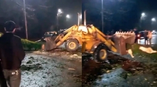 Сильный ветер парализовал движение на этой дороге 