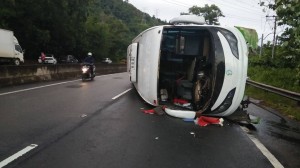 Turistlərin olduğu avtobus aşdı: 18 yaralı