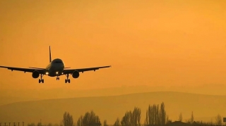 İstanbuldan Tehrana uçan təyyarə Ankarada təcili eniş edib 