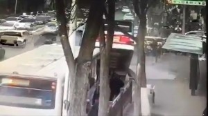 Asfalt sərnişinlə dolu avtobusu “uddu” - VİDEO