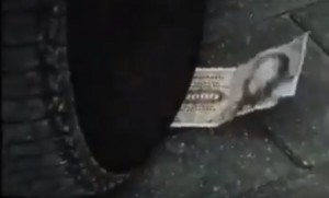 Maşının təkərinin altında qalan pulun "müştəriləri" - VİDEO