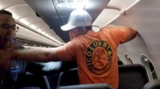 Təyyarədə sərnişini oturacağa bağladılar - VİDEO 