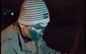 Taksi sürücüsü gediş haqqını ödəməyən sərnişinin başına oyun açdı - VİDEO