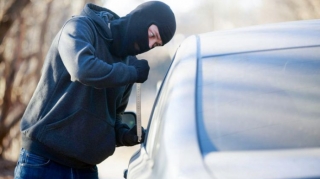 "Audi"dən 3700 manat oğurlanıb