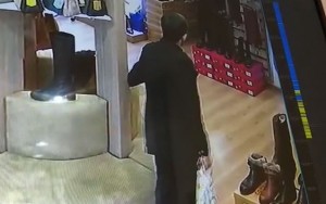 Geyim mağazasından telefonu belə oğurladı - VİDEO