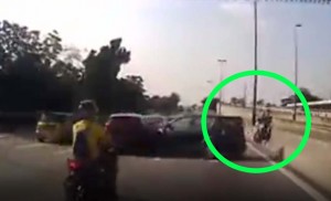 4 avtomobil biri-birinə girdi: motosikletli havada uçdu - VİDEO