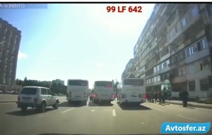 Yolun ortasında sərnişin düşürən avtobuslar - VIDEO