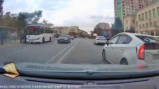 Nərimanovda ard-arda qayda pozan “Prius” sürücüsü - 77-DY-156   - VİDEO