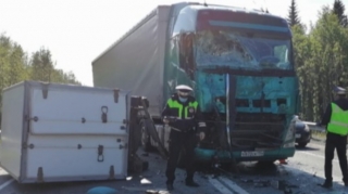 “Obqon”a keçən “Hyundai” TIR-la toqquşdu;  2 nəfər öldü - VİDEO 