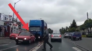 Keçiddə piyadaya yol verən sürücü qəzaya düşdü - VİDEO