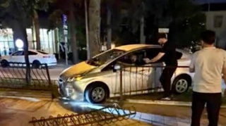 Bakıda “Prius” parkın hasarına çırpıldı   - VİDEO