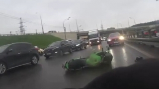 Baykerin önünə maşın çıxdı:  ölümdən döndü  - VİDEO