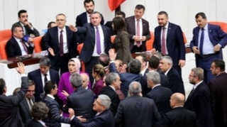 Parlamentində DAVA -  Deputatlardan biri kəllə-beyin travması aldı   - VİDEO