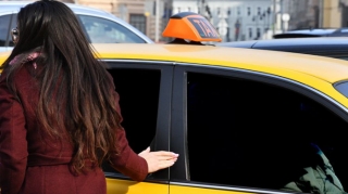Azərbaycanda qadın sərnişin taksi sürücülərini şoka saldı - VİDEO