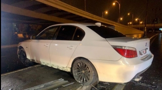 Bakıda "BMW" səkiyə çırpıldı: "protiv" yola çıxdı və...   - FOTO