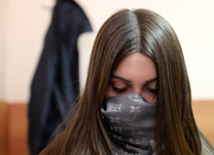 Rusiya polisinin başına bəla olan erməni qız cəzalandırılıb - VİDEO