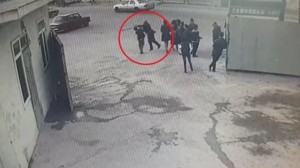 Bakıda müəllim küçənin ortasında şagirdi döydü - VİDEO