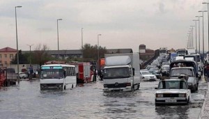 Bakının bəzi prospekt və küçələrini su basdı