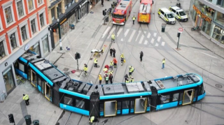 Tramvay mağazaya çırpıldı;  3 nəfər yaralanıb - FOTO 