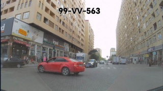 Yolayrıcını düzgün keçməyən sürücü qarşıdan gələnə təhlükə yaratdı - VİDEO