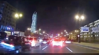 Düzgün ara məsafəsi saxlamayan “VAZ” sürücüsü “Toyota”nı vurdu    - REAL VİDEO