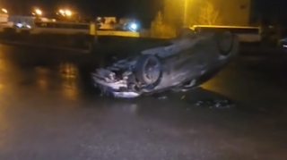 Buzlu yolda sürüşən maşın aşdı - VİDEO