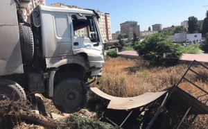 Yük maşını qəza nəticəsində Respublika Velotrekinə ziyan vurub - FOTO