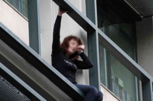 Qız özünü binadan atmaq istədi: "Gəlməyin, atacam" - VİDEO