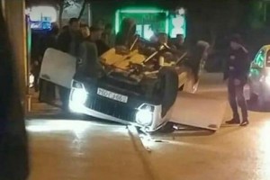 Bakıda minik avtomobili aşıb, sürücü xəsarət alıb - VİDEO