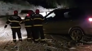 Şuşada yolu buz bağladı - Maşında köməksiz qalanlar belə xilas edildi - VİDEO