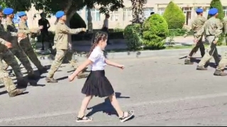Bərdədə azyaşlı qızdan əsgərlərə DƏSTƏK  - Hərbi yürüşdə...  - VİDEO